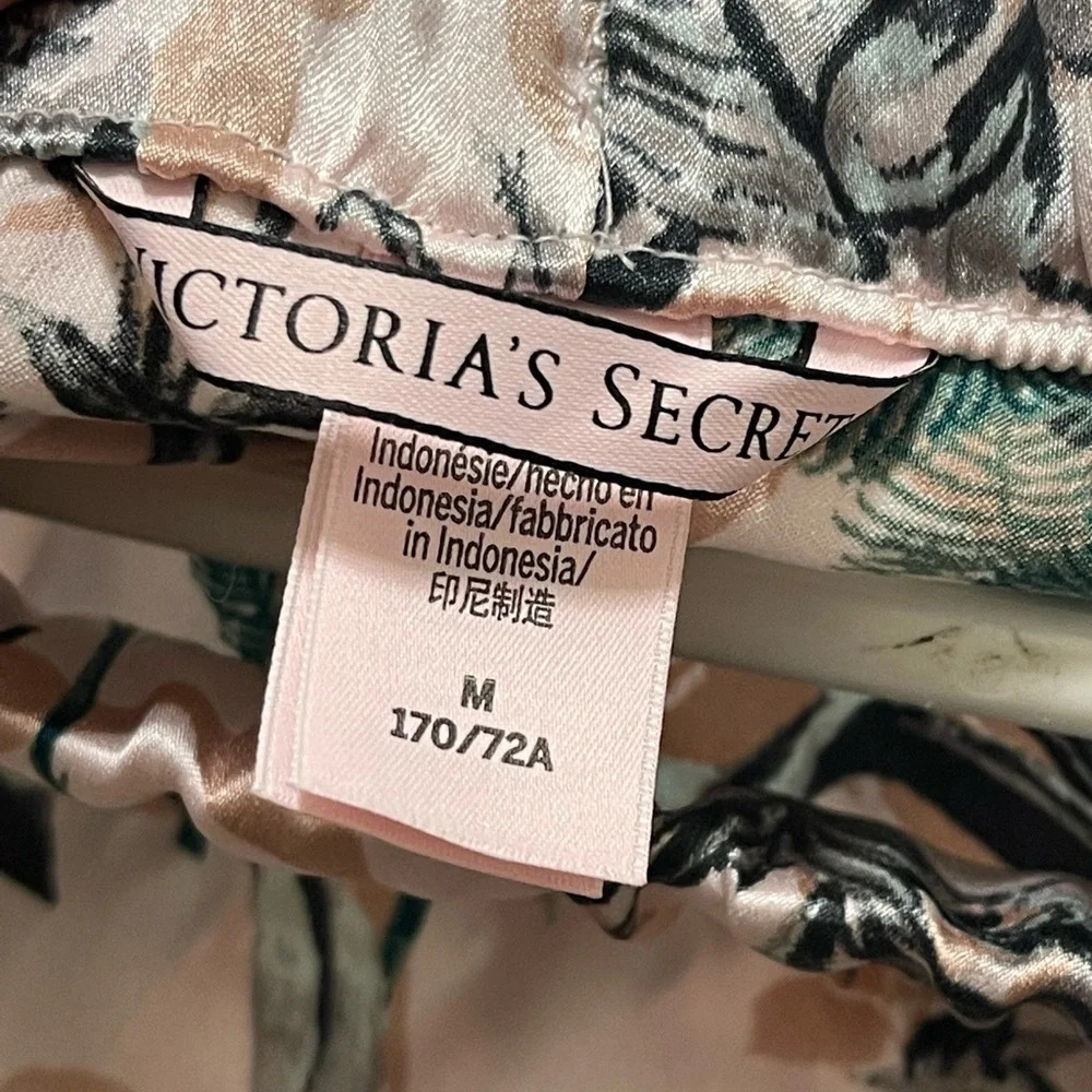 Victoria’s Secret cozy Silky feeling pajamas, shorts and tops new condition - Picture 6 of 8